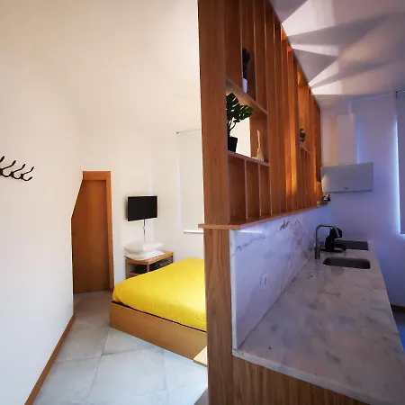 Estudios Do Bairro Do Castelo Capsule hotel *